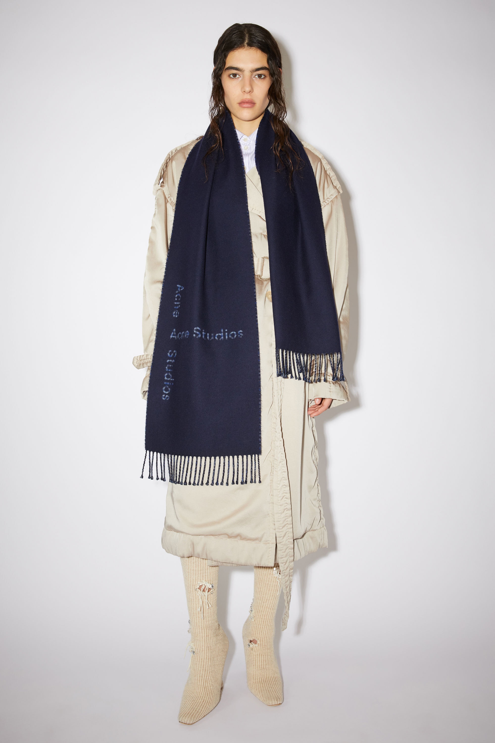 Contrast logo jacquard wool scarf - Navy blue - 2