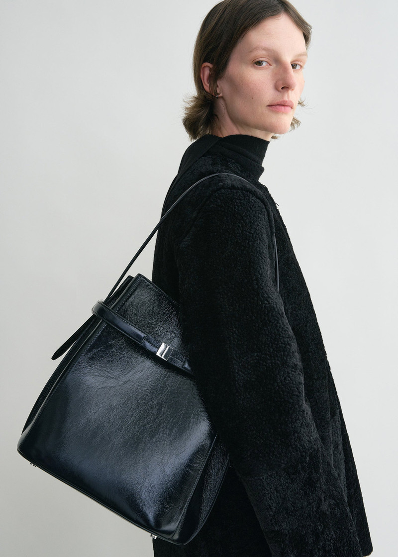 Belted Naplack bucket bag navy 3