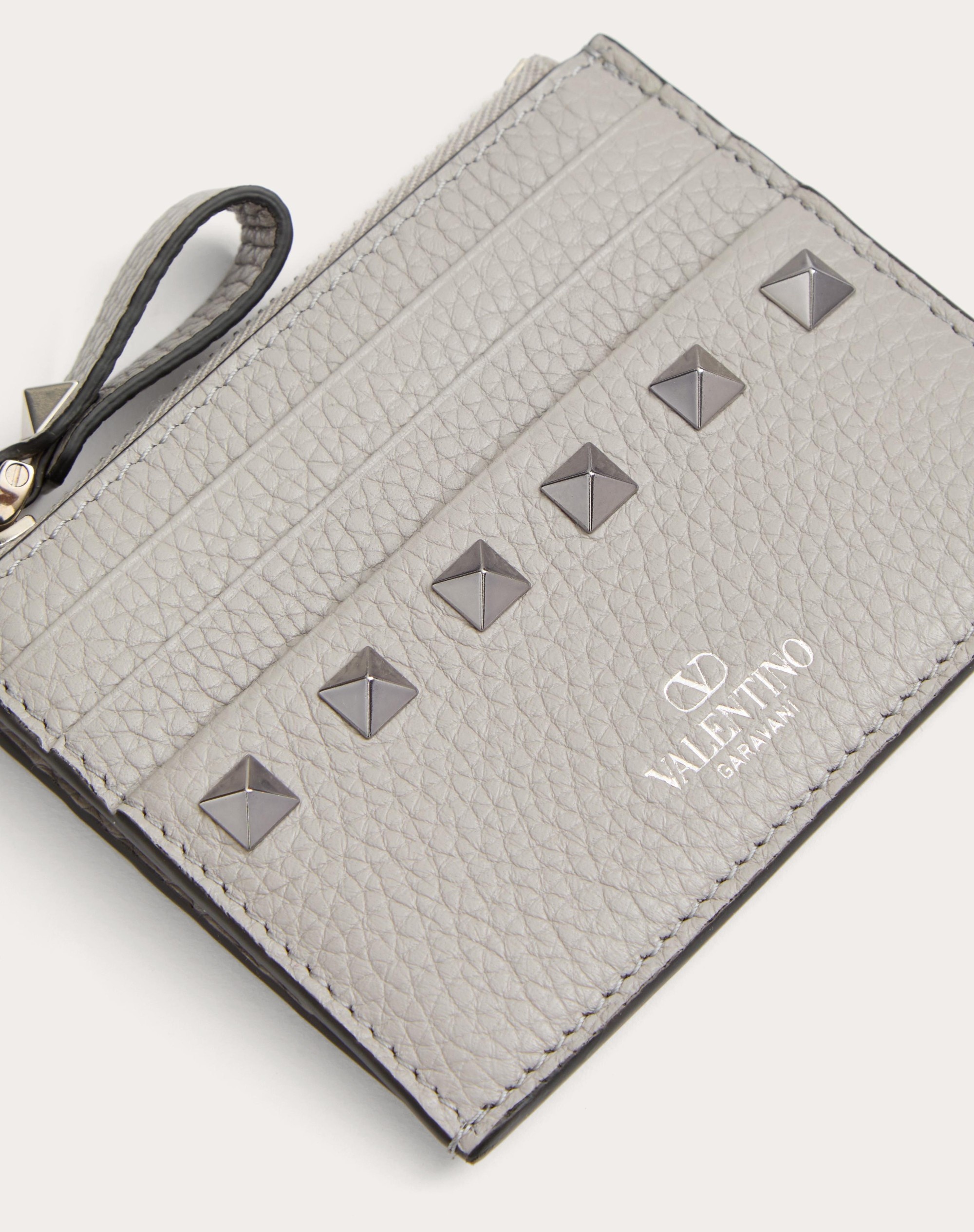 ROCKSTUD GRAINY CALFSKIN CARDHOLDER WITH ZIPPER - 2