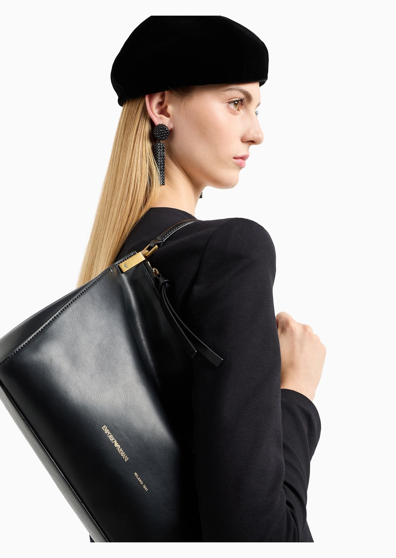 Medium handbag in smooth leather 7