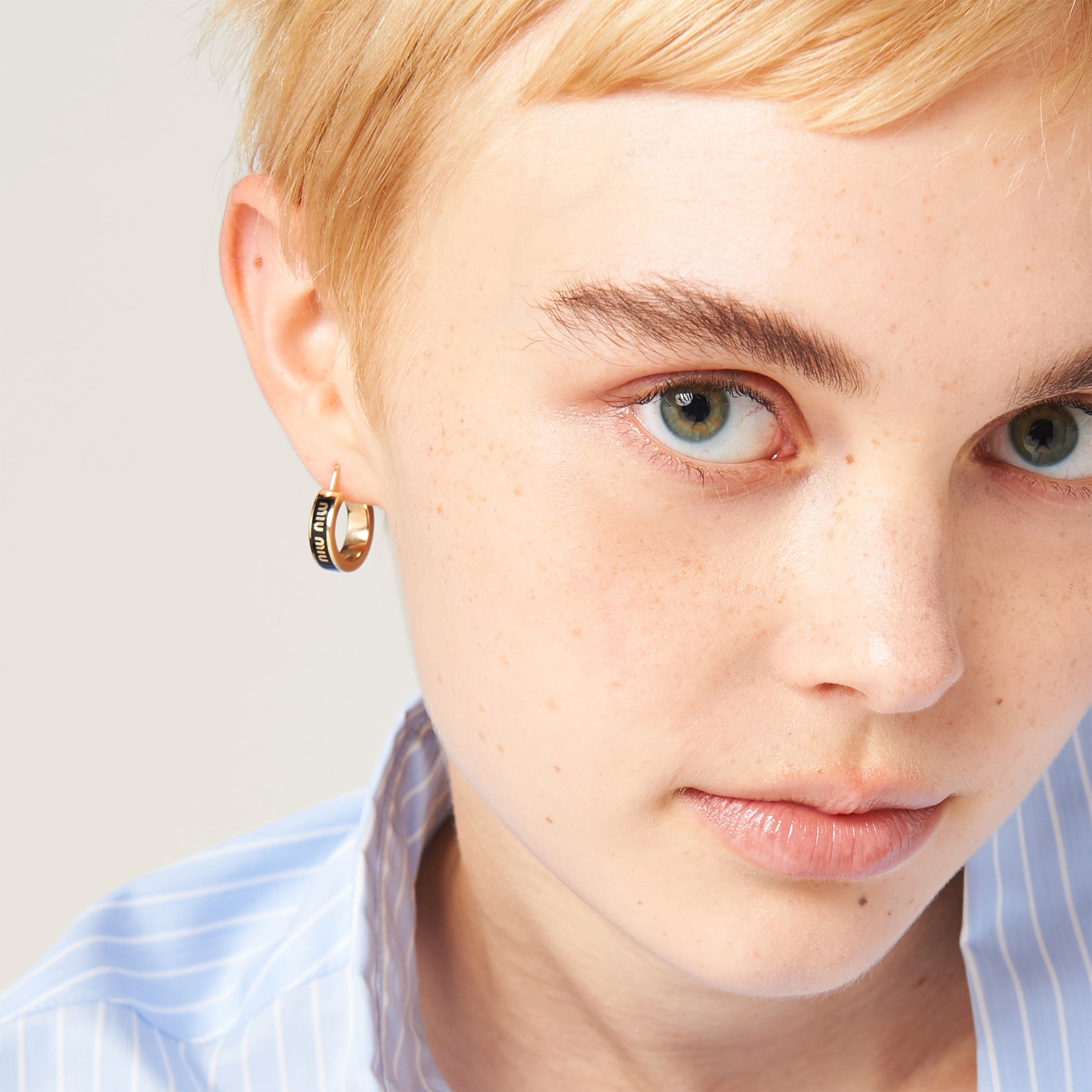 【ｍiuｍiu】Enameled l earrings Miu Miu Enameled metal earrings | REVERSIBLE