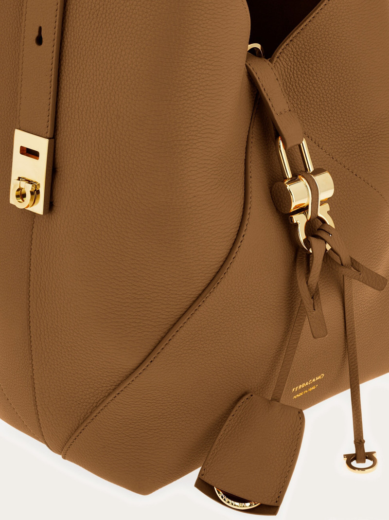 V-shaped hobo bag (M) 7