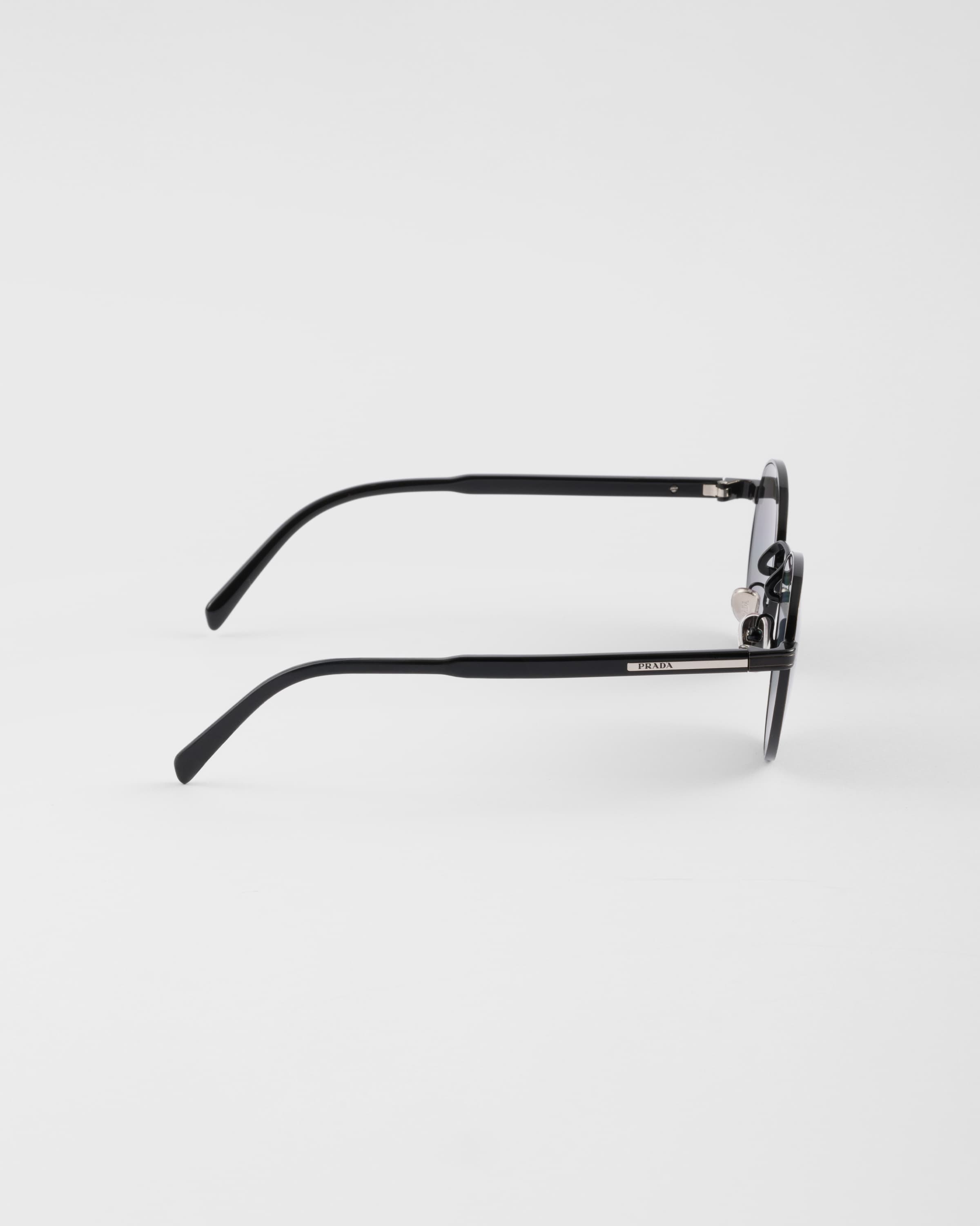 Sunglasses with the iconic metal plaque - 4
