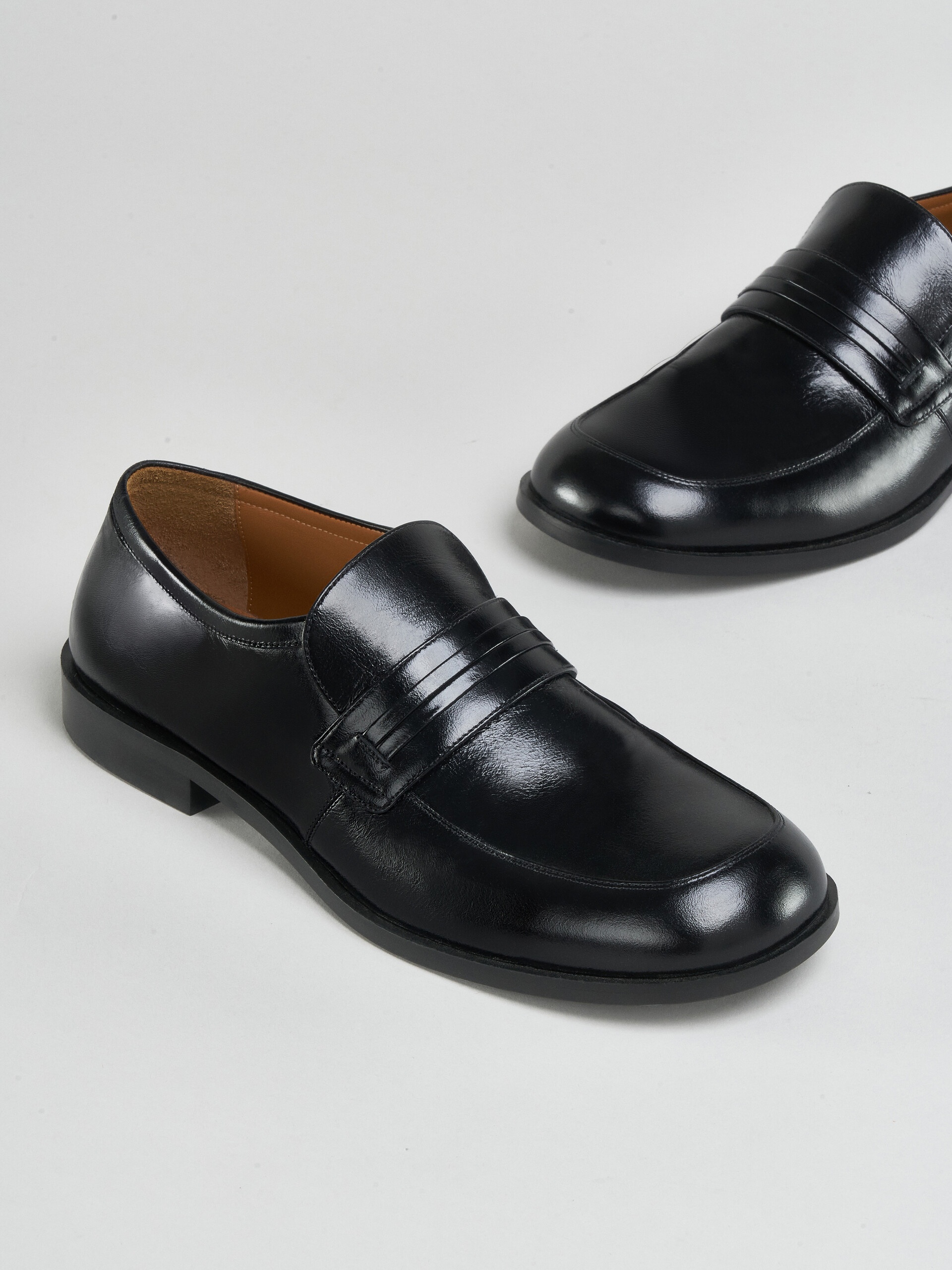 BLACK SHINY LEATHER MOCCASIN - 5