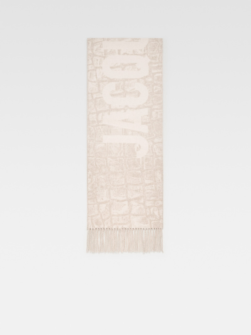 The Jacquemus scarf 1