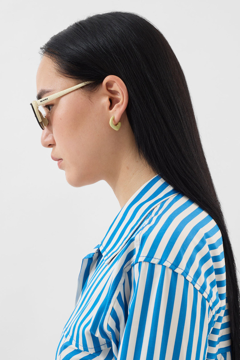 SUNNEI SINGLE METALLIZED EARRING / cream shiny outlook