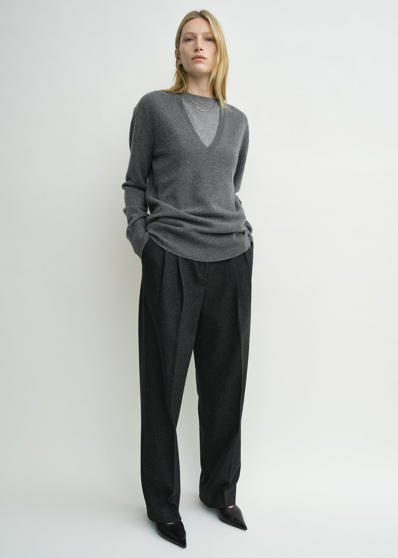 Totême Cashmere v-neck knit charcoal outlook