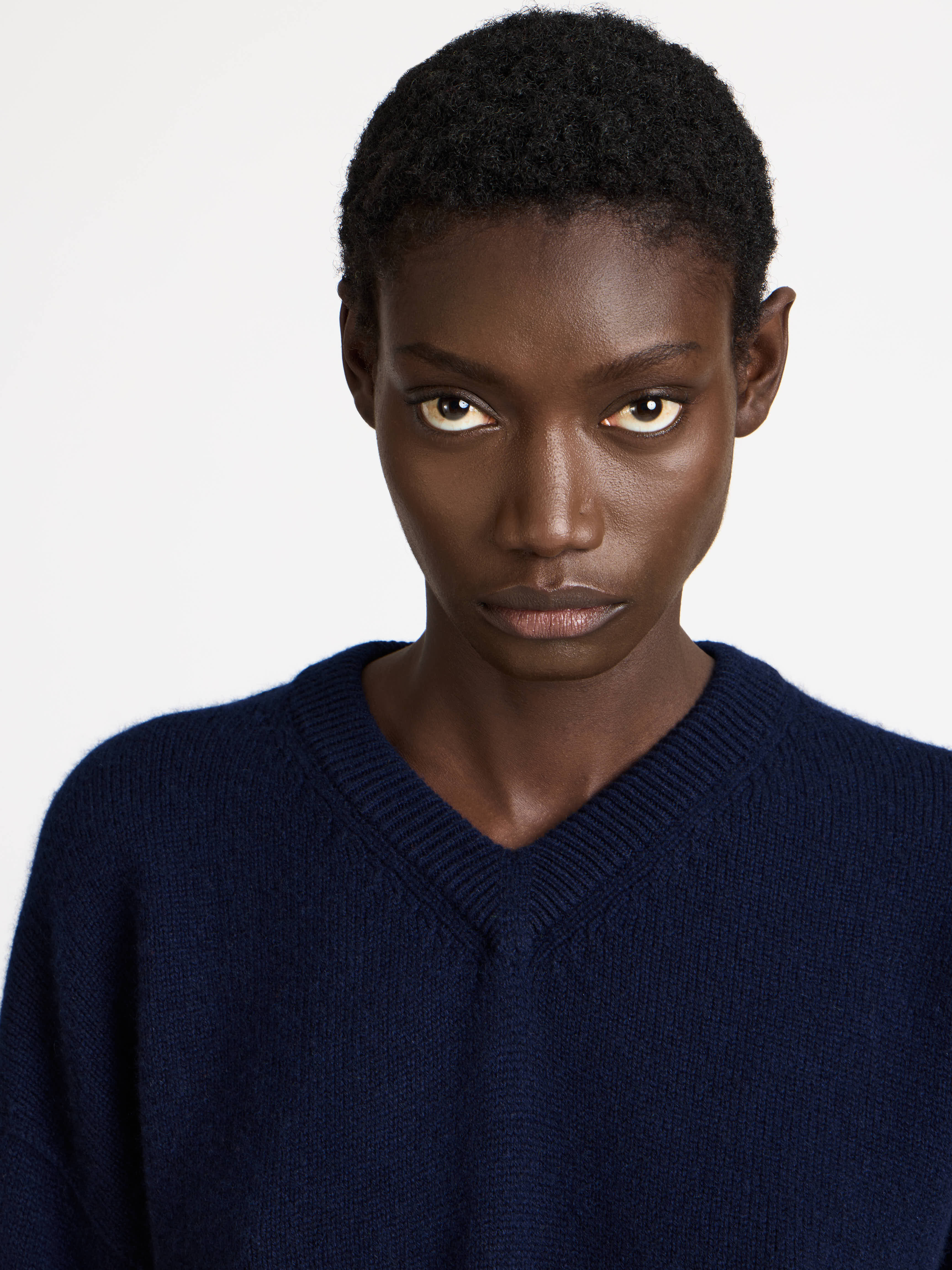 V-NECK CASHMERE JUMPER IN NAVY - 6