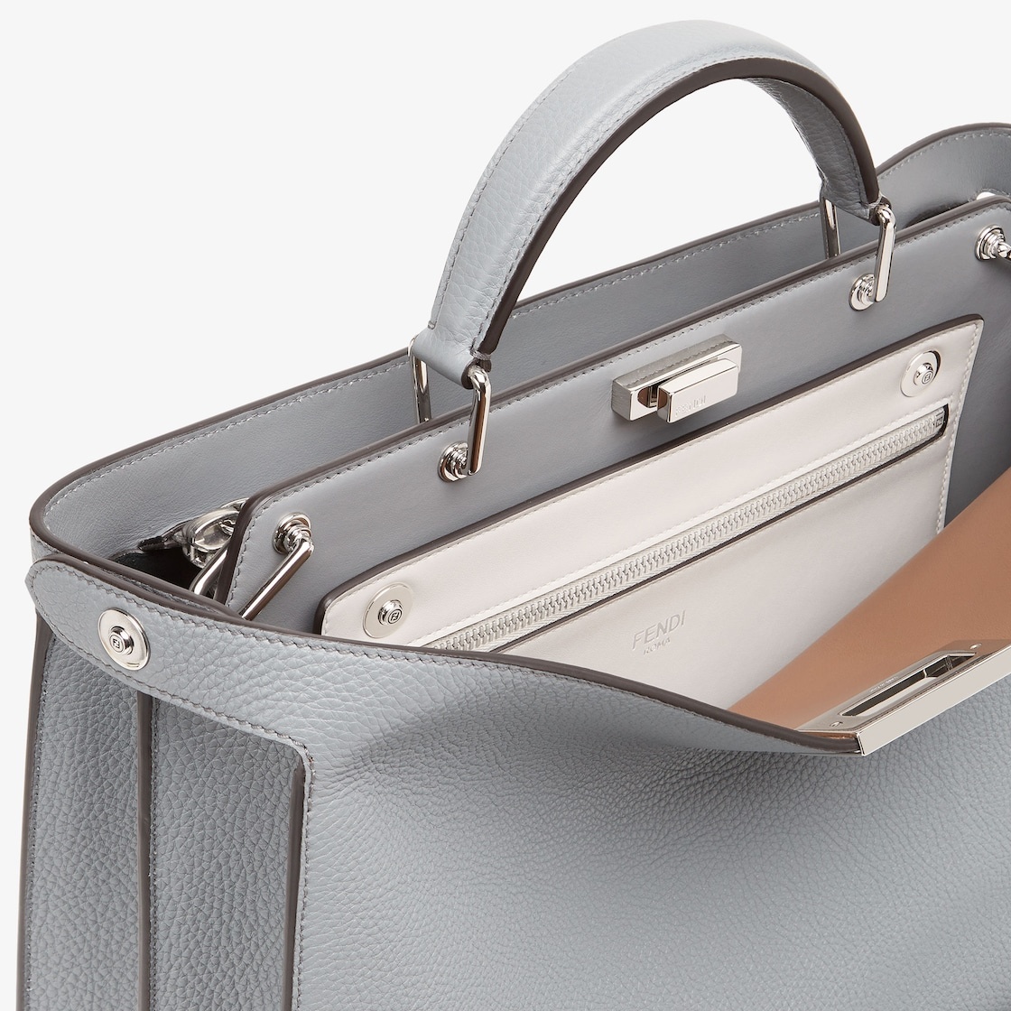 Medium iconic Peekaboo ISeeU bag, made of gray Cuoio Romano leather. The interior is organized into  - 6