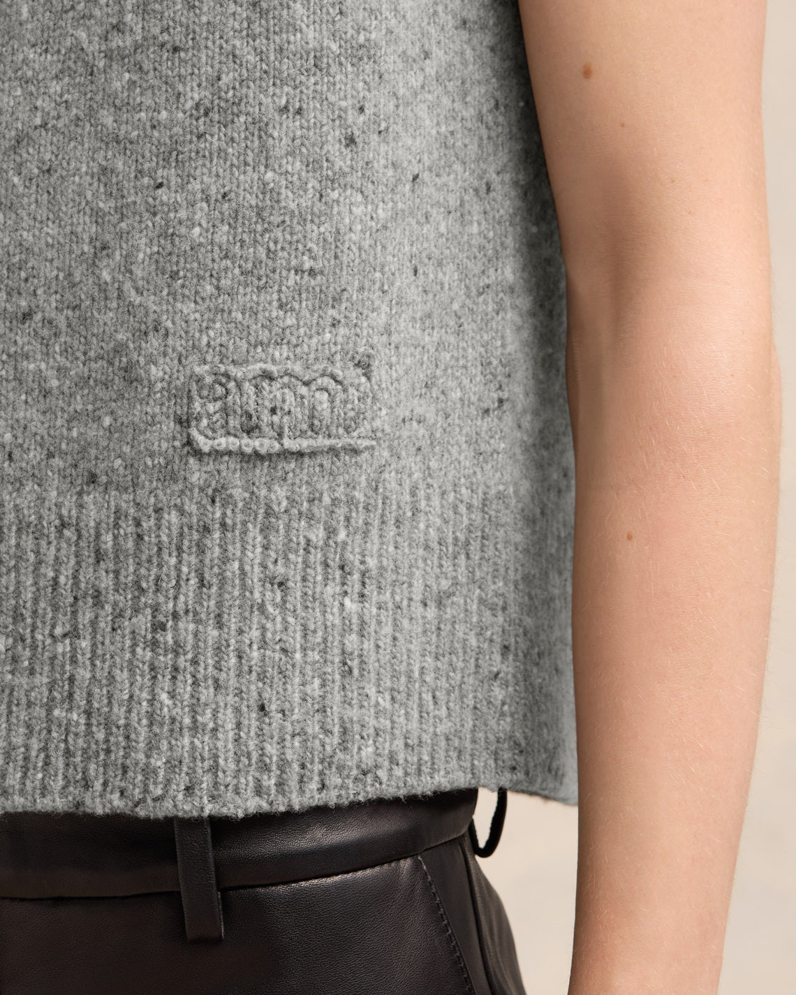 AMI EMBROIDERY SLEEVELESS SWEATER - 4