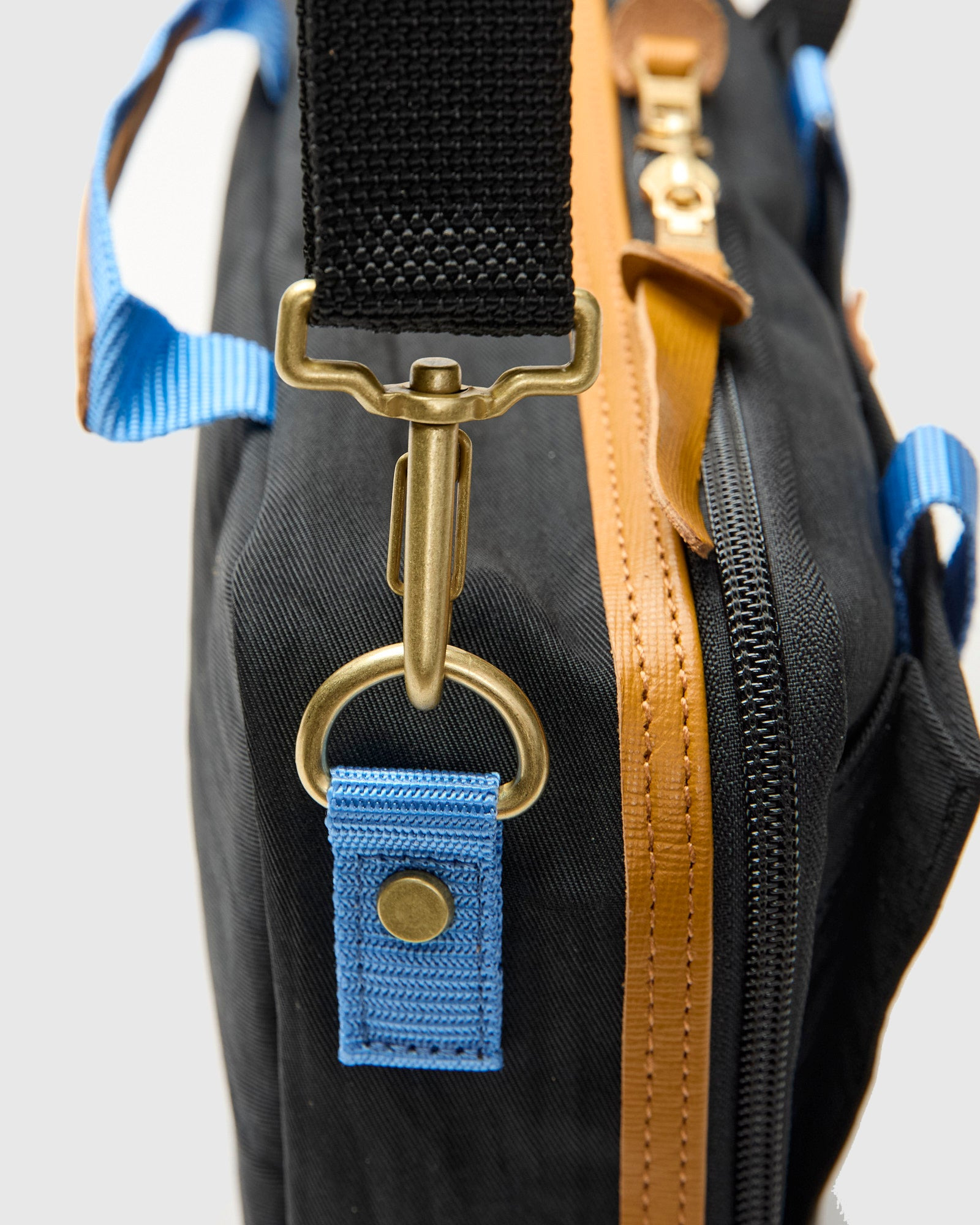Link Shoulder Bag v2 in Black - 5