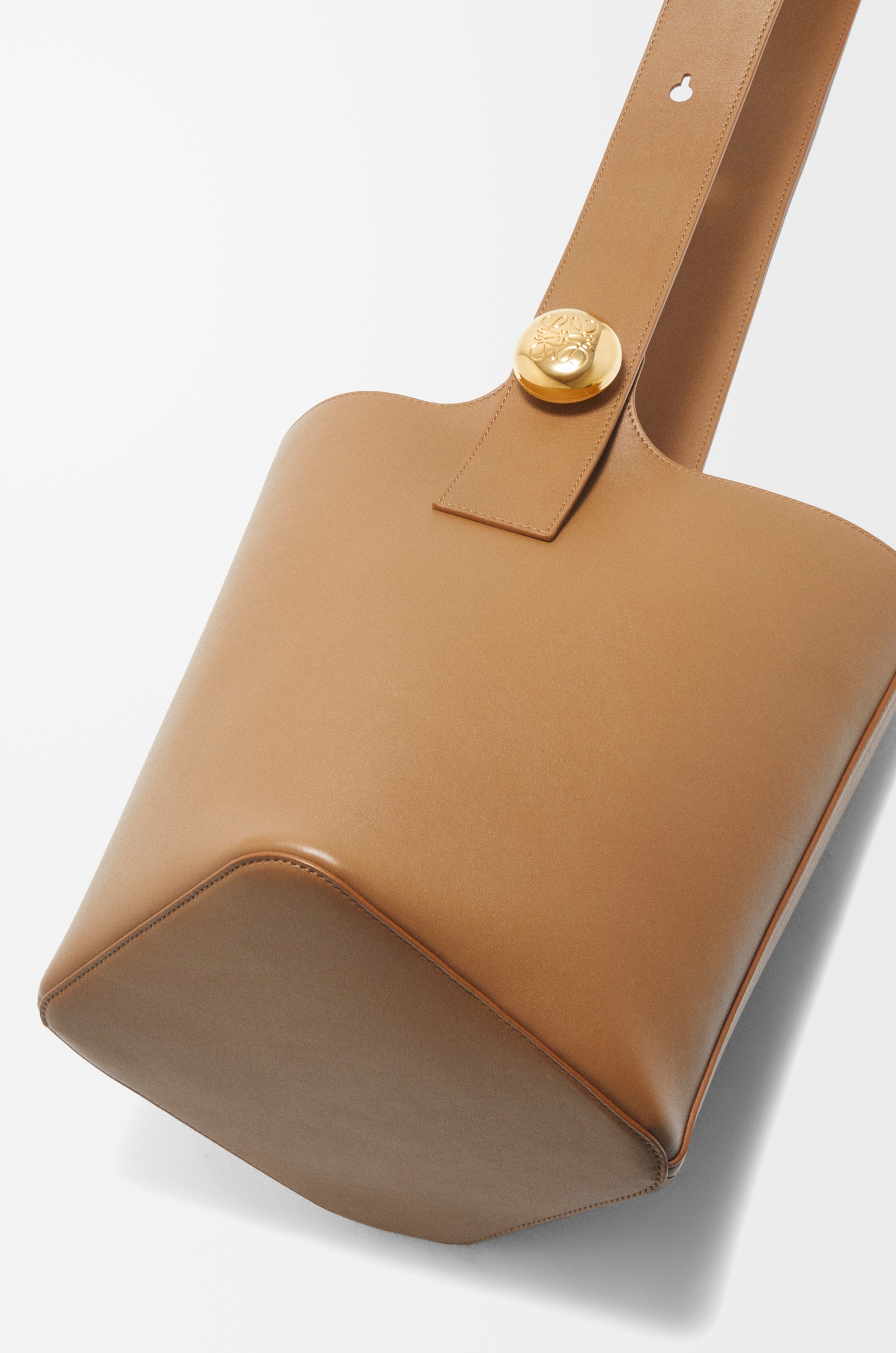 Medium Pebble Bucket bag in mellow calfskin - 9