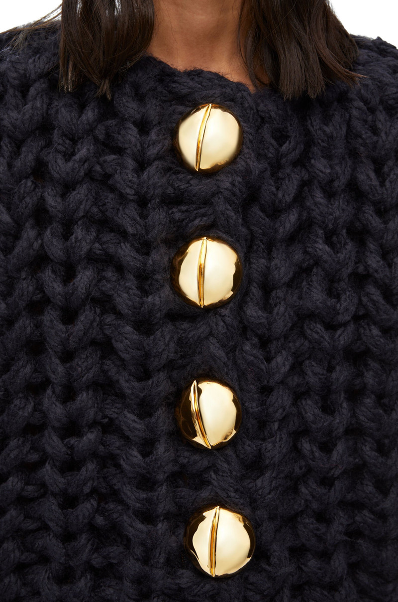 Sleeveless cape in wool 4