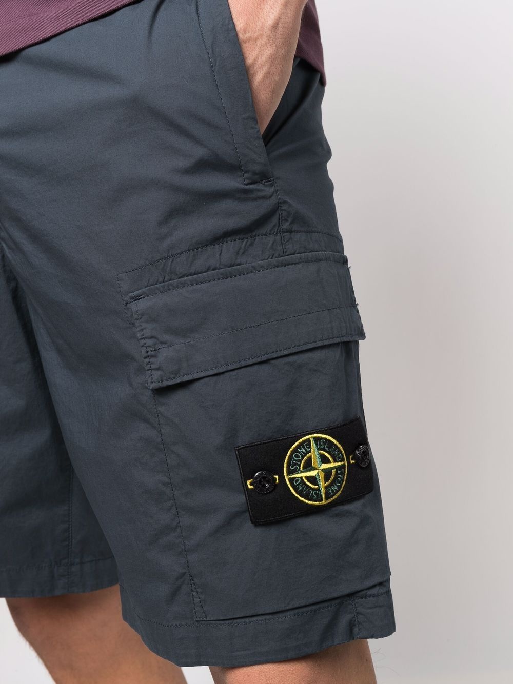 Compass logo-patch cargo shorts - 5