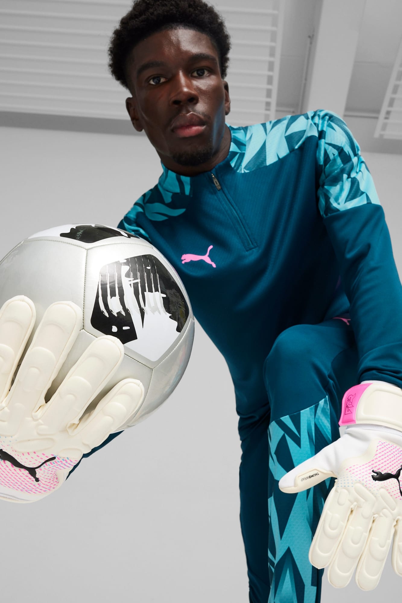 FUTURE Match Goalkeeper Gloves - 2