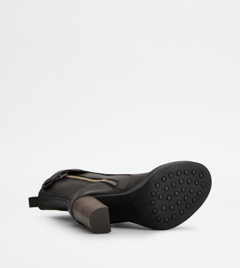 ANKLE BOOTS IN LEATHER - BLACK 4
