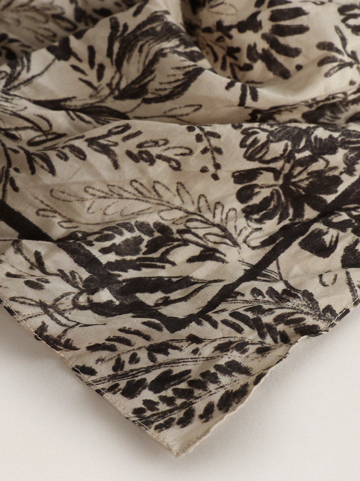 Bone-white scarf with contrasting toile de jouy pattern - 2