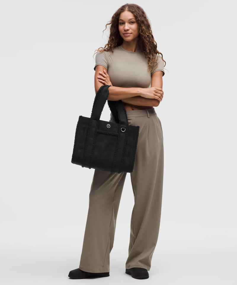 lululemon Boxy Tote Bag 10L *Faux Shearling Trims outlook