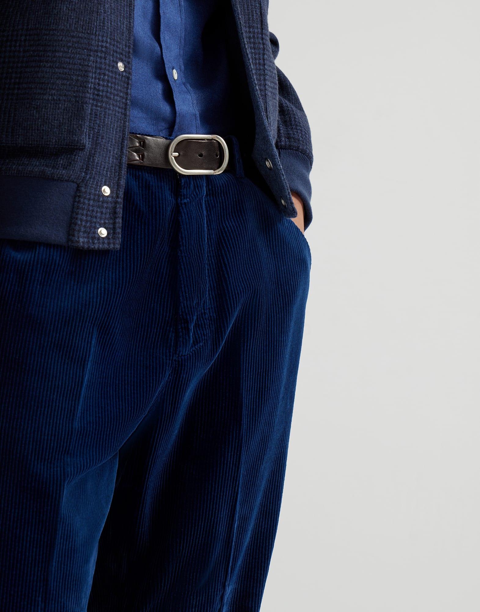 Garment-dyed leisure fit trousers in cotton corduroy - 3