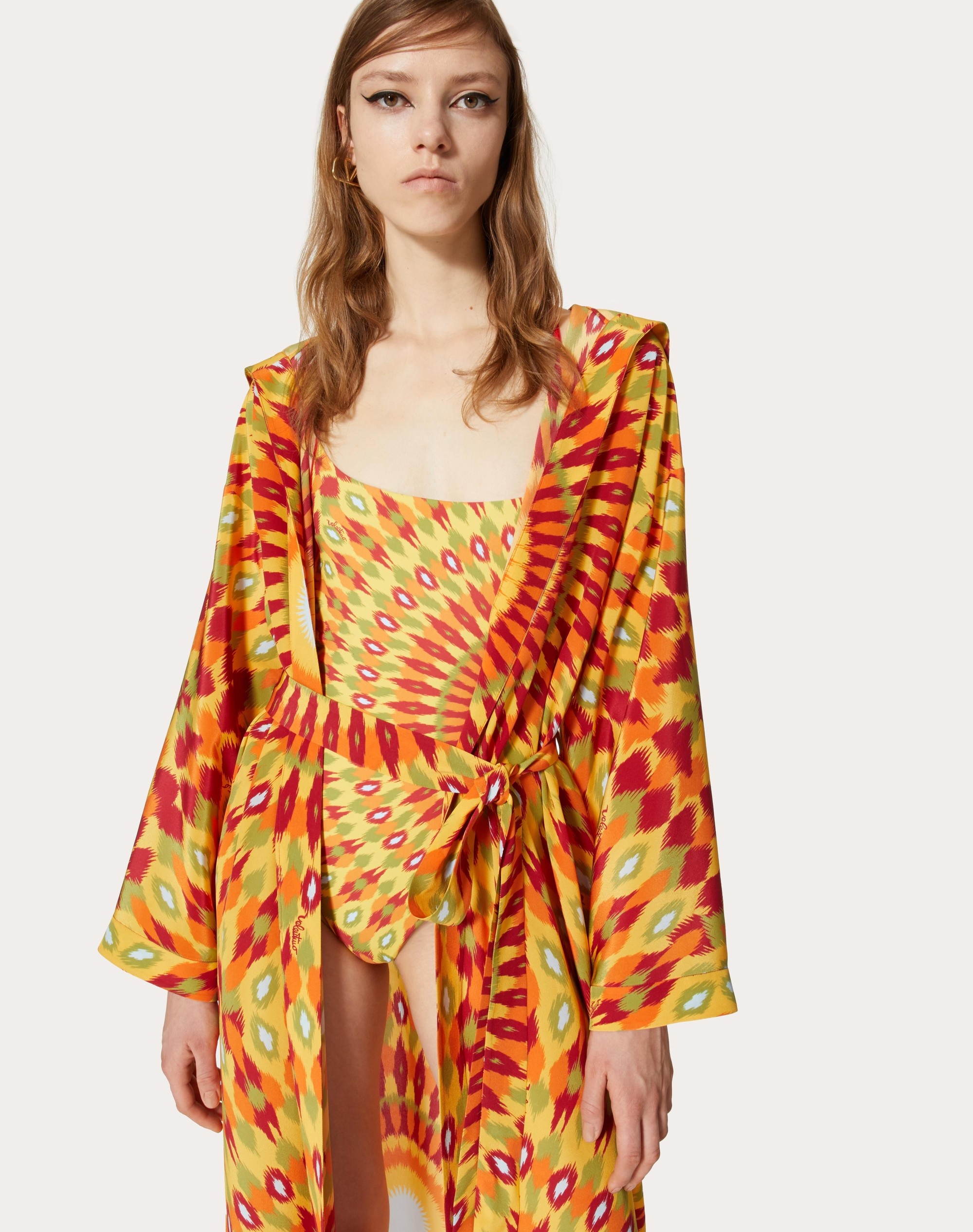 CREPE DE CHINE COAT WITH ROUND RAIN PRINT - 5