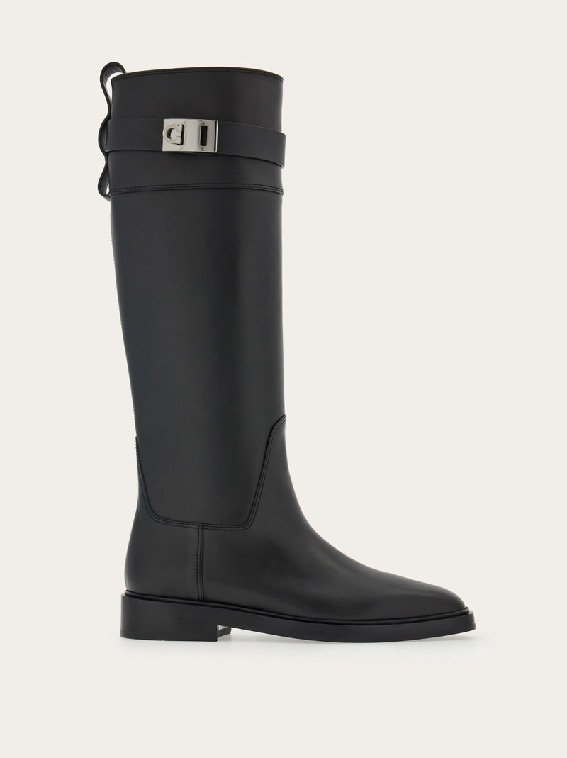 Hug buckle boot 1