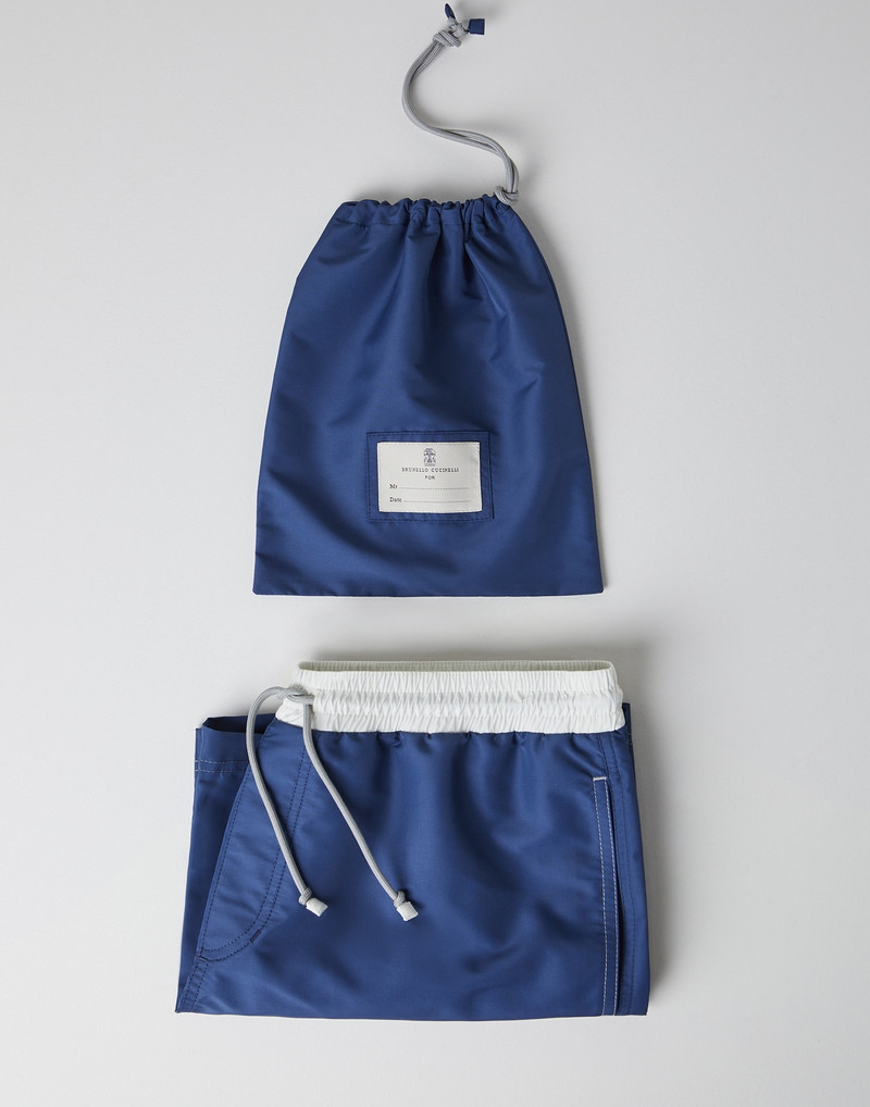 Swim shorts with contrast details 4