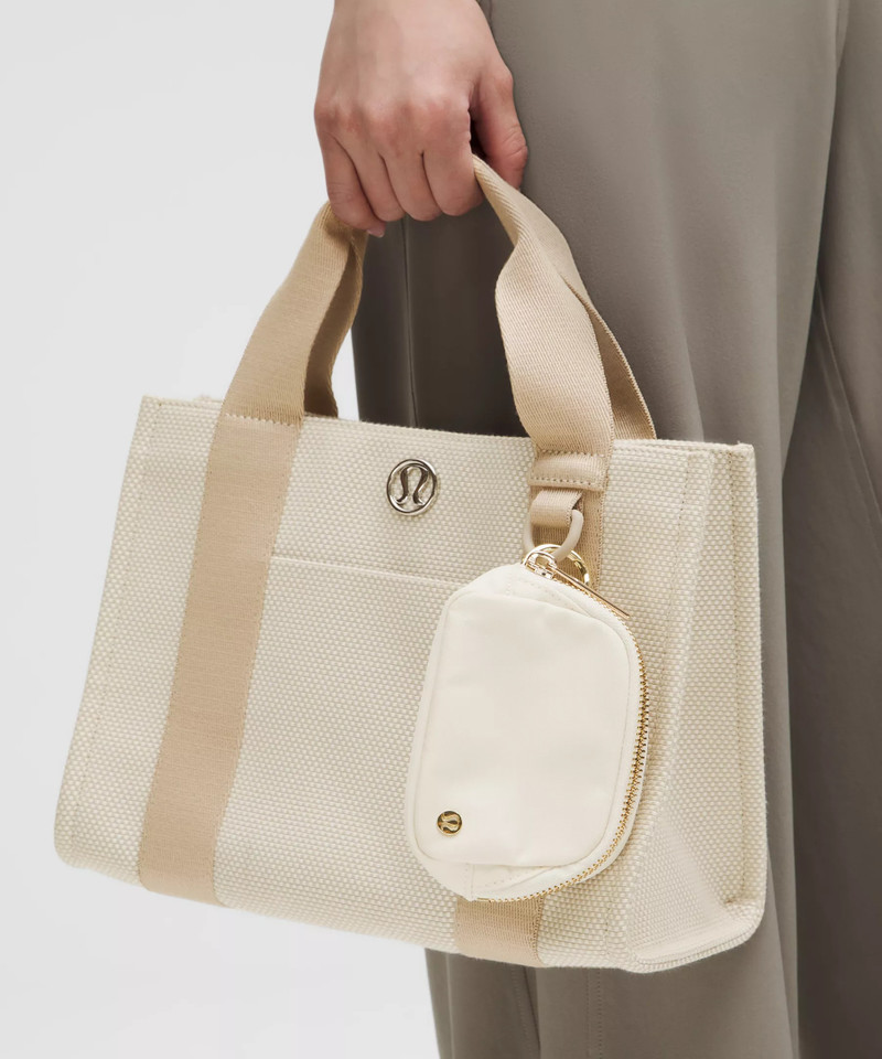 lululemon Everywhere Belt Bag Nano outlook