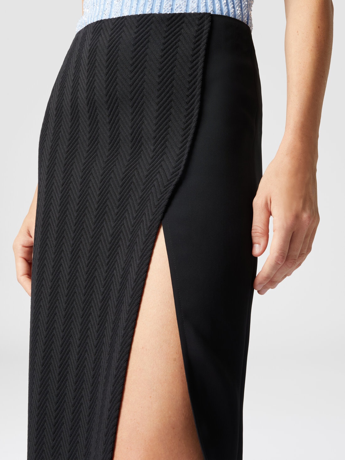 Tonal cotton and zig zag viscose midi skirt with slit - 5