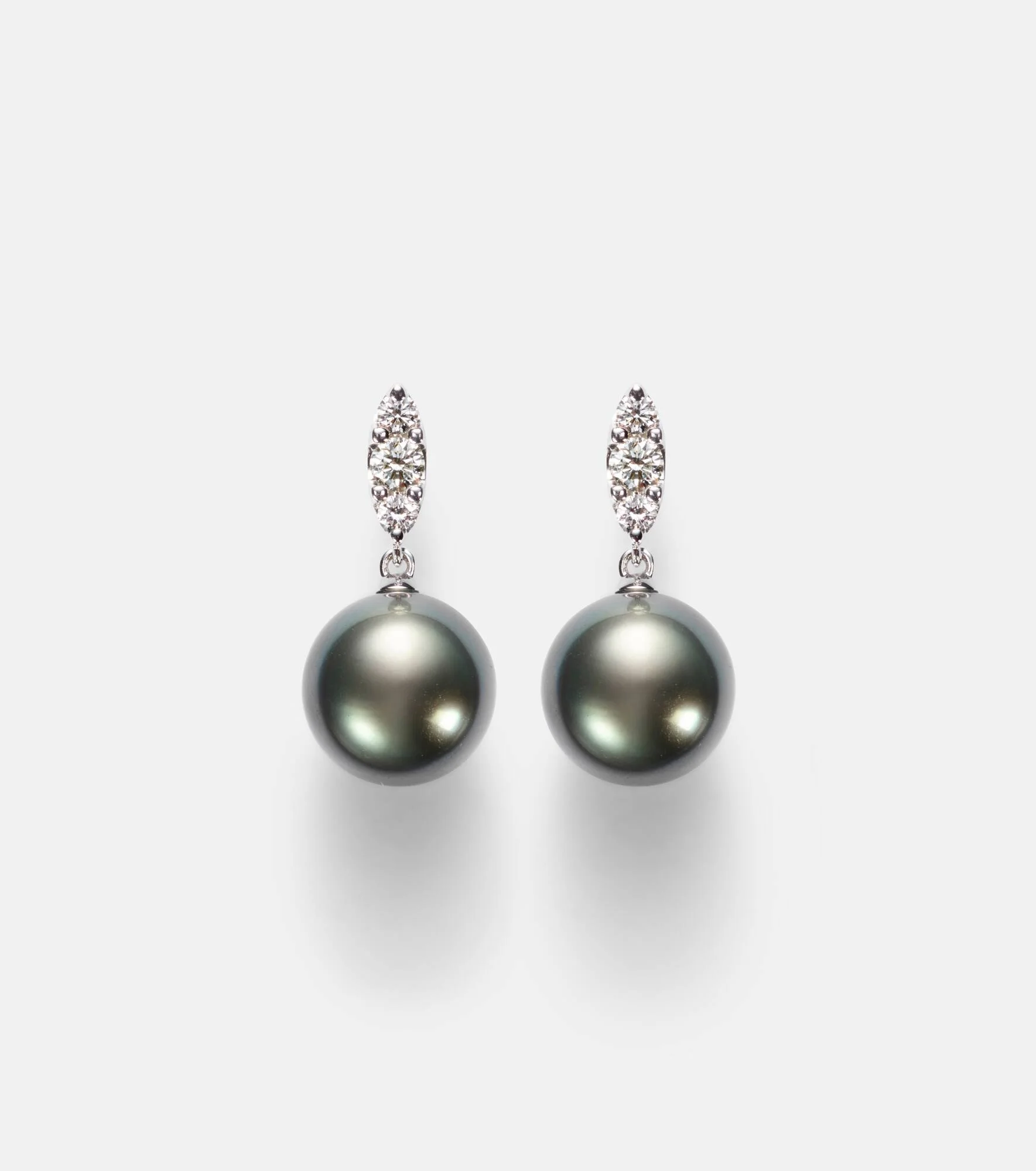 18kt white gold drop earrings with pearls and diamonds - 1