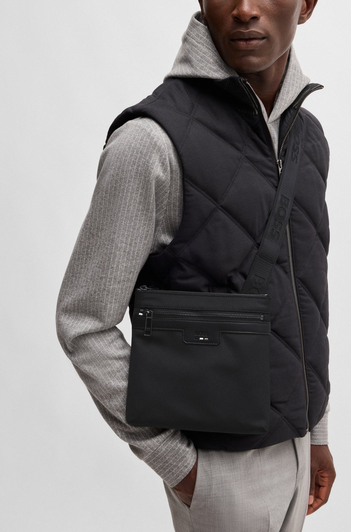 STRUCTURED ENVELOPE BAG WITH SIGNATURE TRIMS - 4