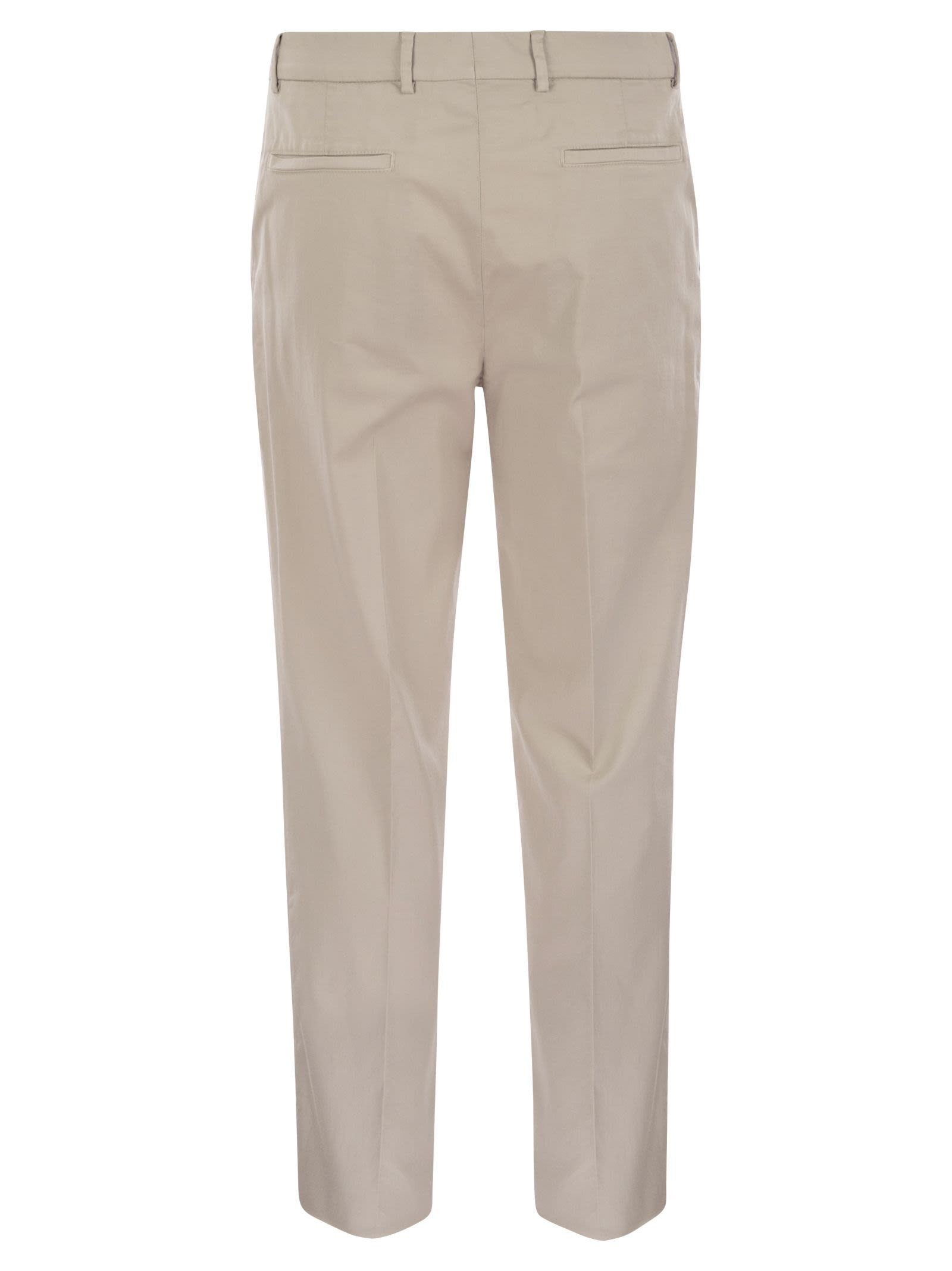 Brunello Cucinelli Men Garment-Dyed Leisure Fit Trousers In American Pima Comfort Cotton With Pleats - 2