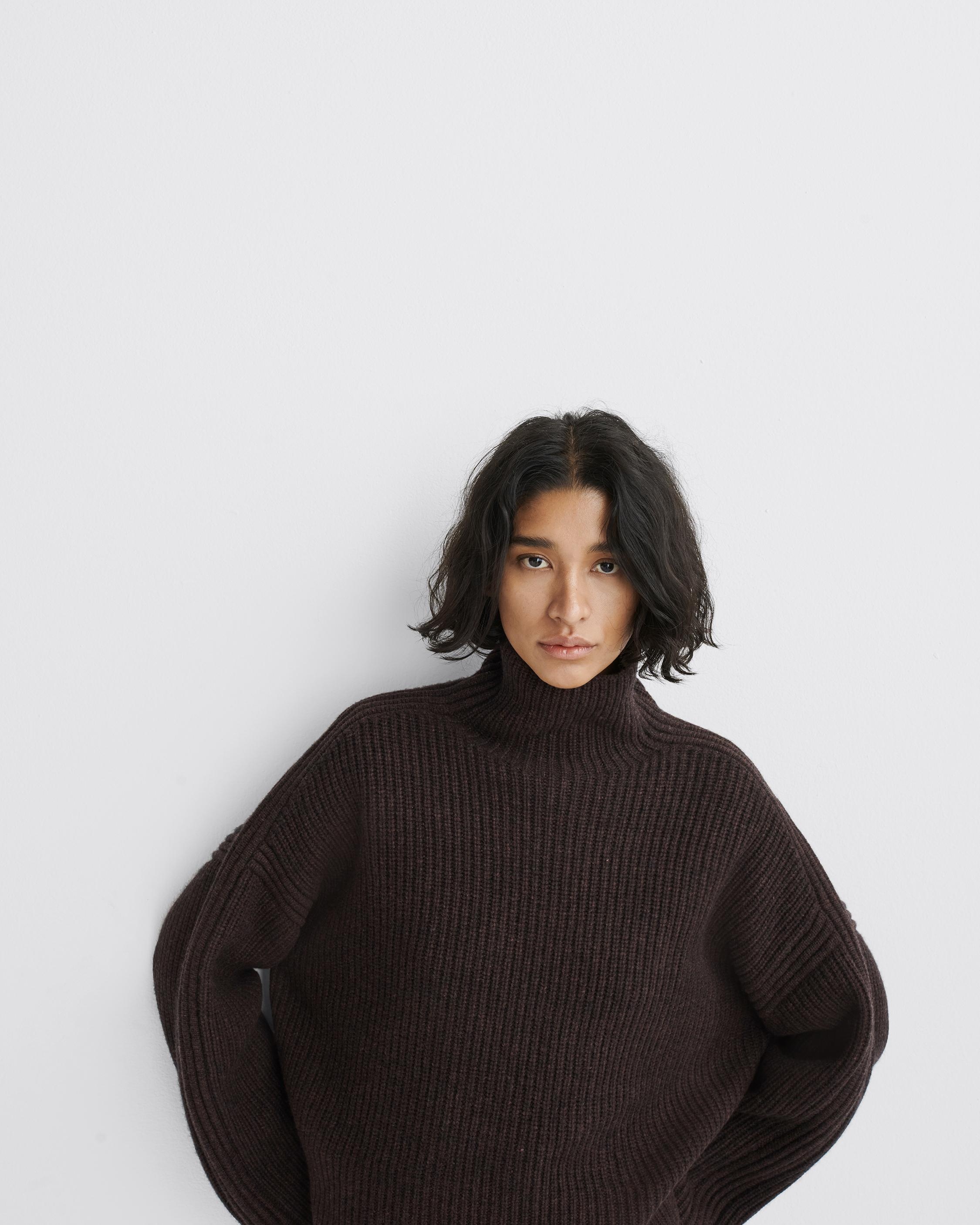 Connie Wool Turtleneck
Oversized Fit - 2
