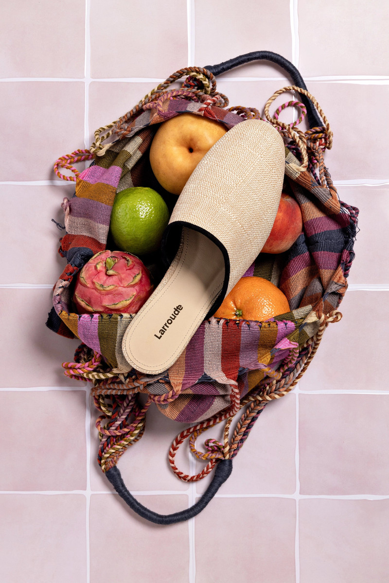 Larroudé Venice Flat Mule In Beige Raffia and Black Trimming outlook