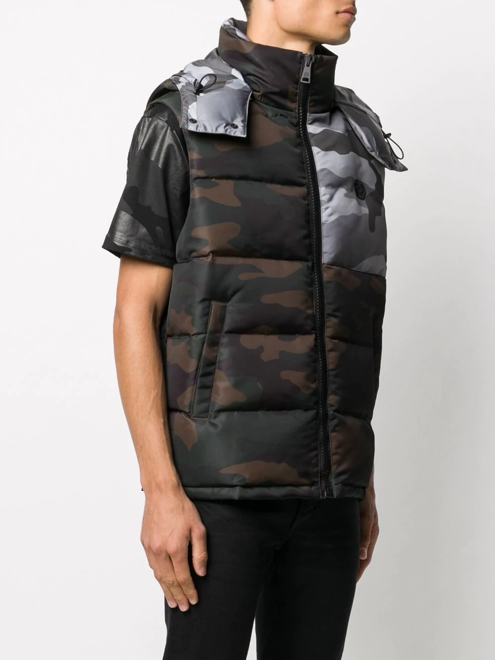 camouflage-print down gilet - 3