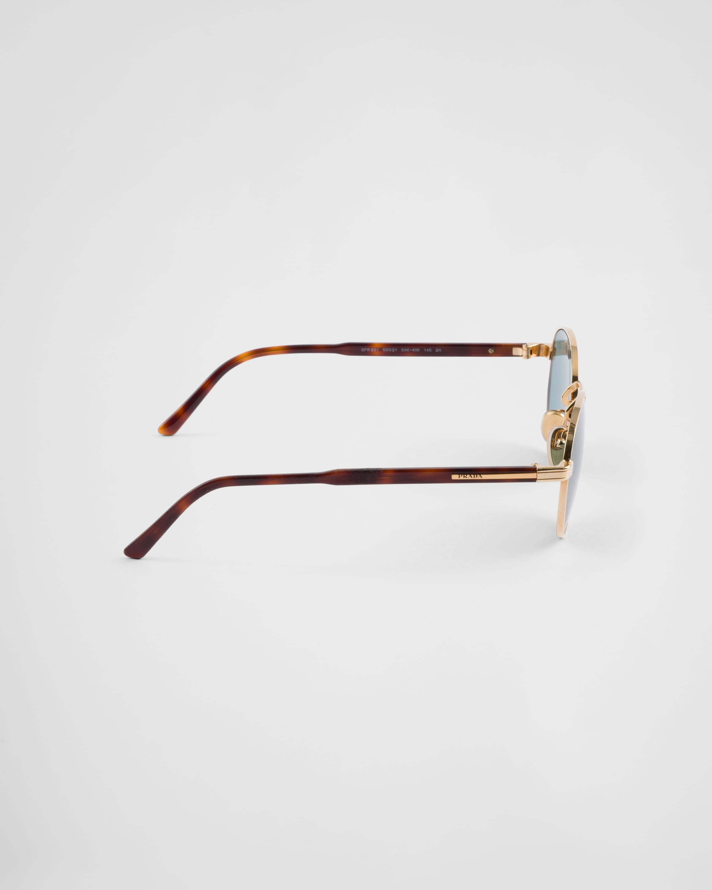 Sunglasses with the iconic metal plaque - 4