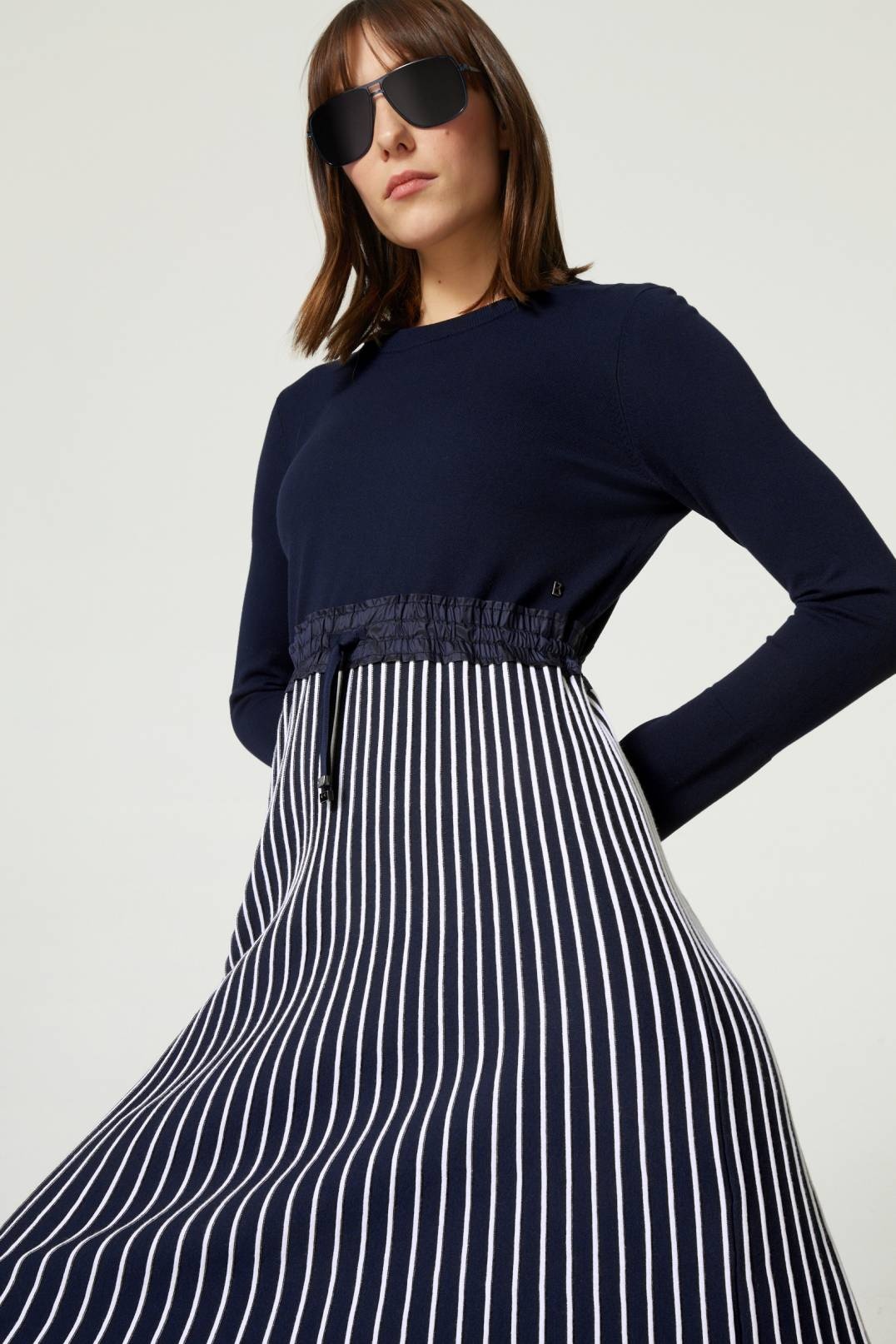 SAMINA KNITTED DRESS IN NAVY BLUE/WHITE - 4