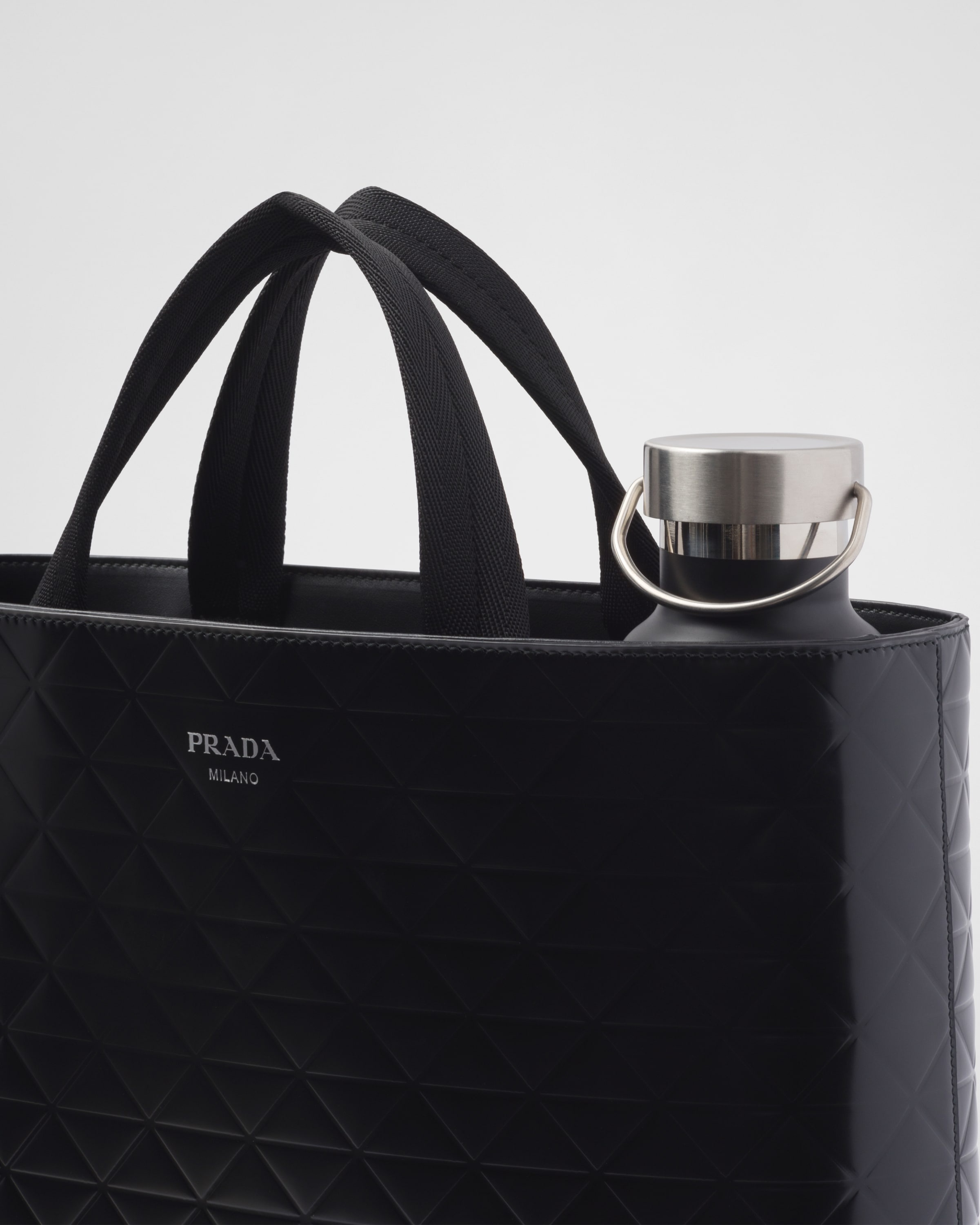 Brushed leather tote bag with water bottle - 7