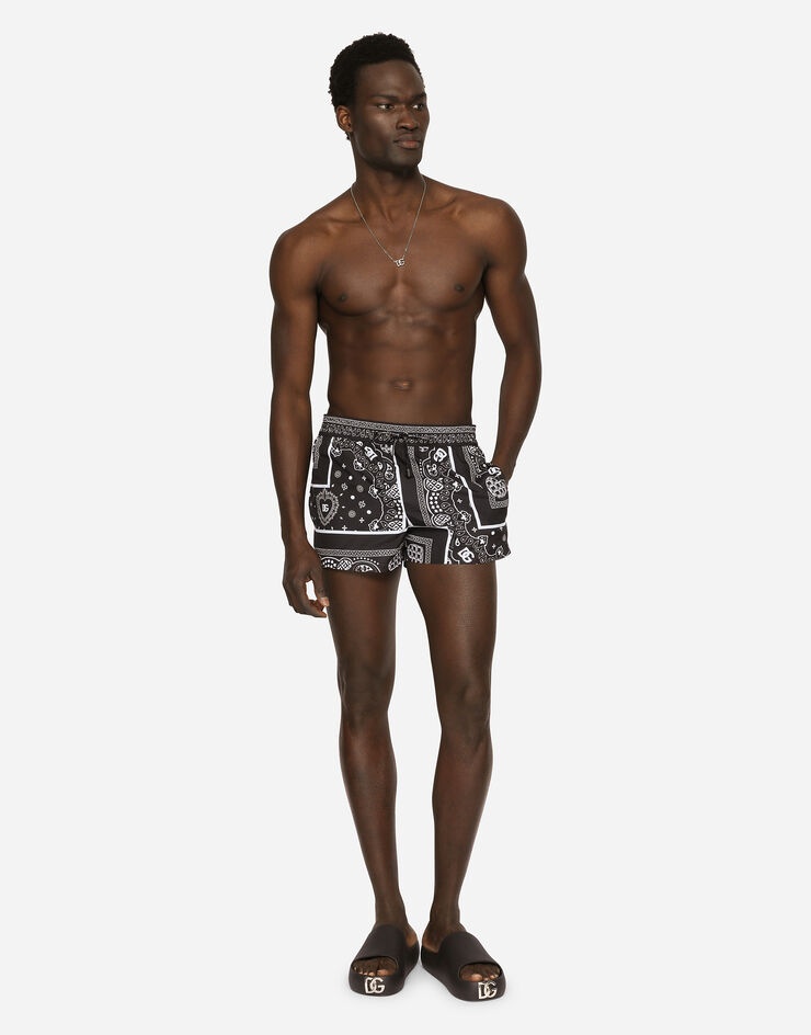 Short swim trunks with bandanna print - 3