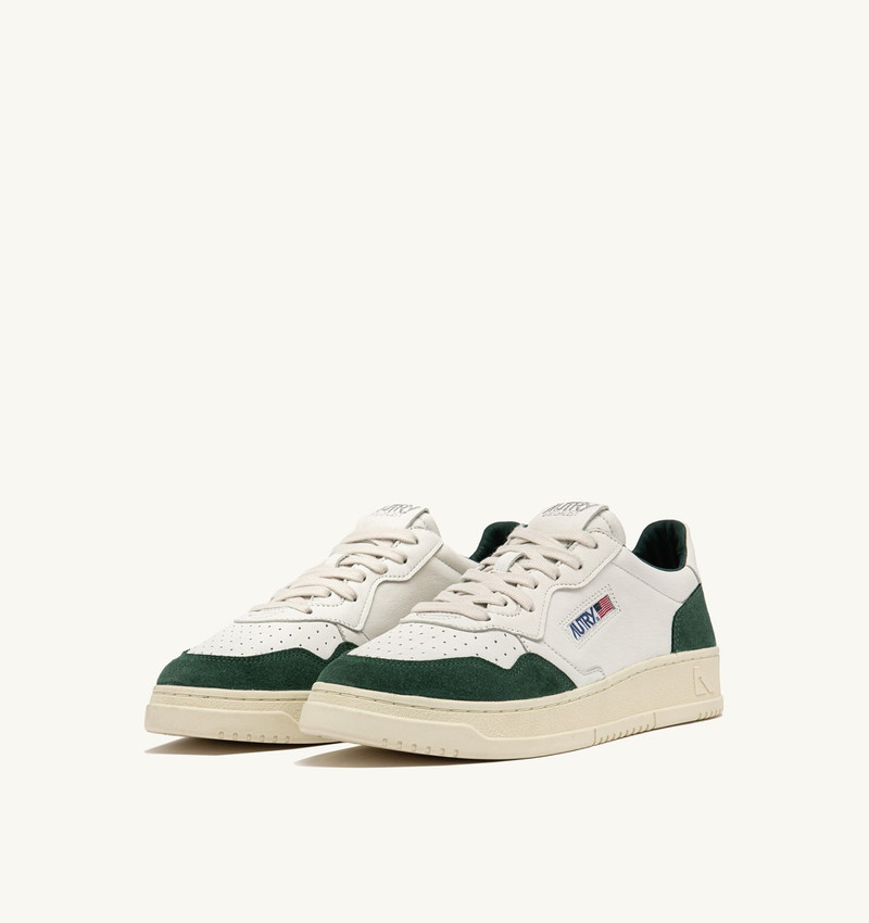 AUTRY MEDALIST LOW SNEAKERS IN WHITE LEATHER AND BOTTLE GREEN SUEDE outlook