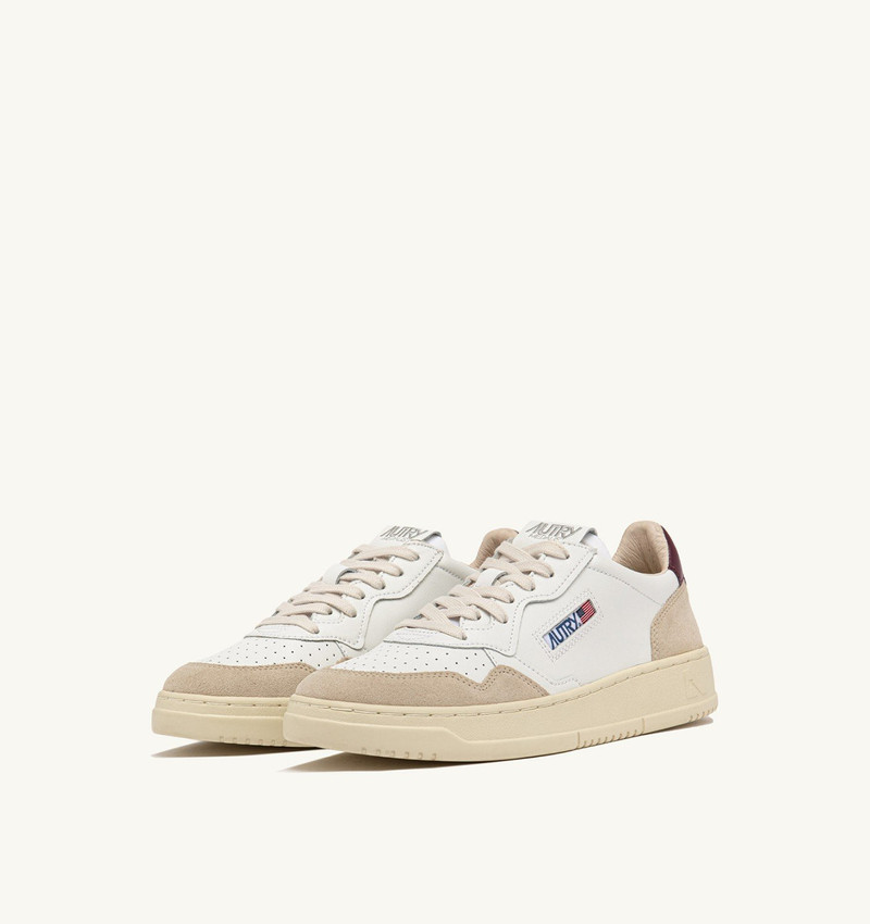 AUTRY MEDALIST LOW SNEAKERS IN WHITE AND BURGUNDY SUEDE AND LEATHER outlook