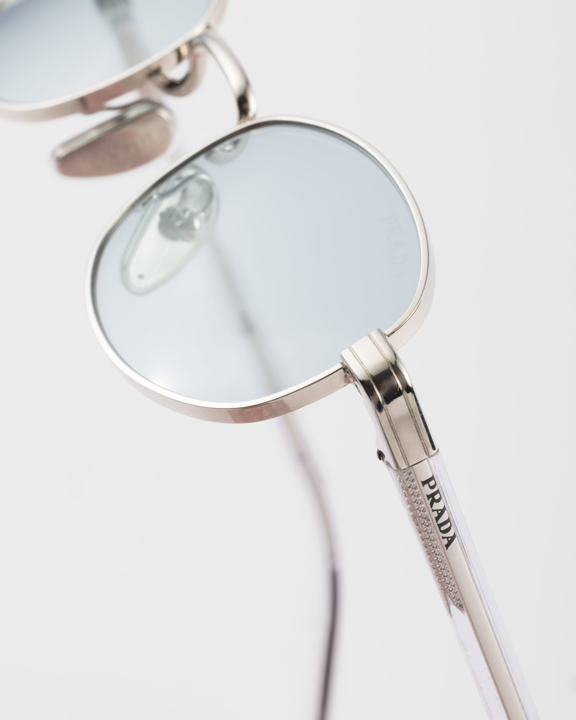 Sunglasses with the iconic metal plaque - 5