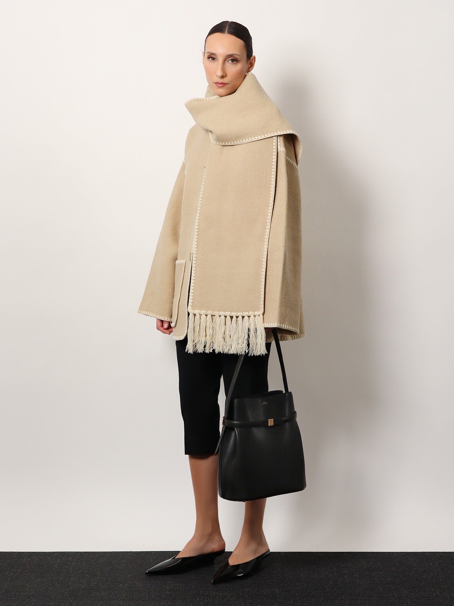 Leather bucket bag with frontal strap - 2
