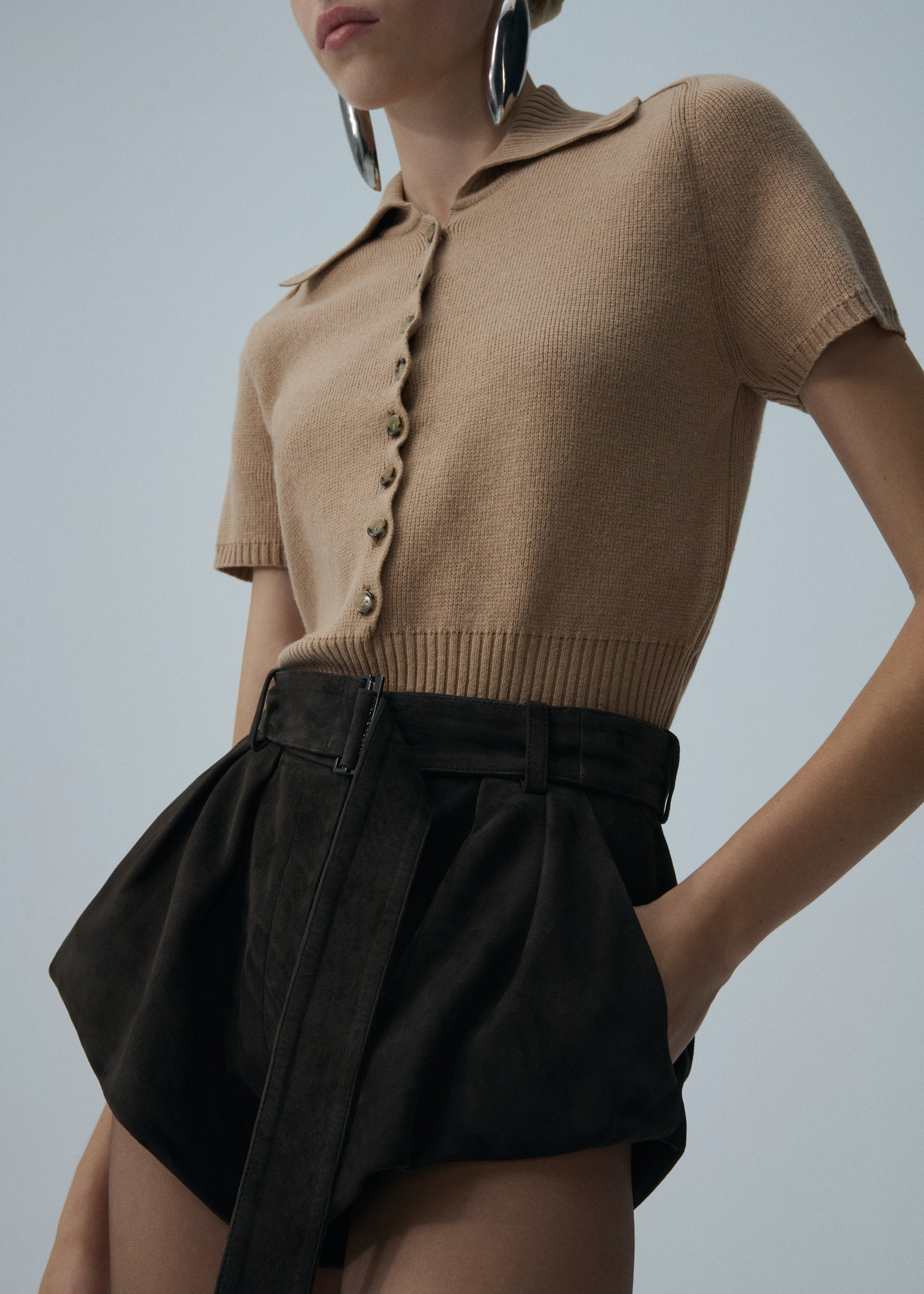Short-sleeve buttoned cropped sweater in beige - 4