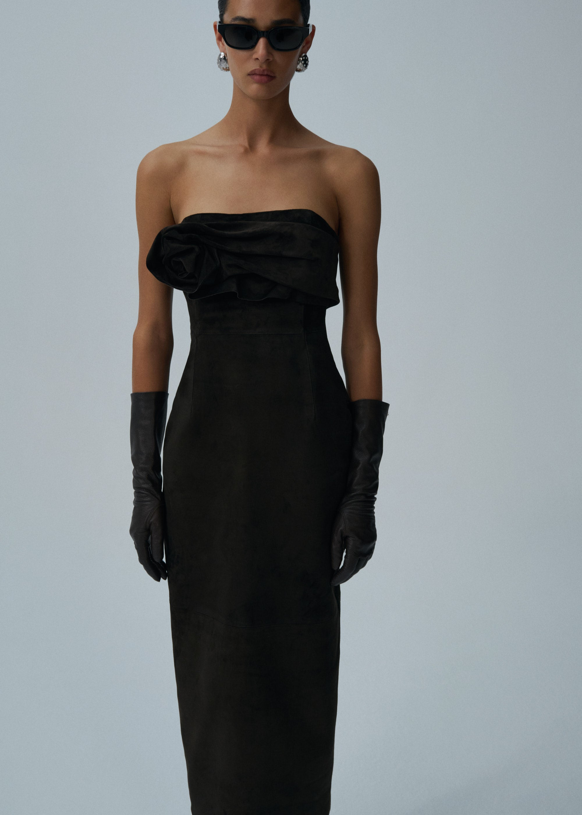 Strapless ruched dress in brown suede - 4