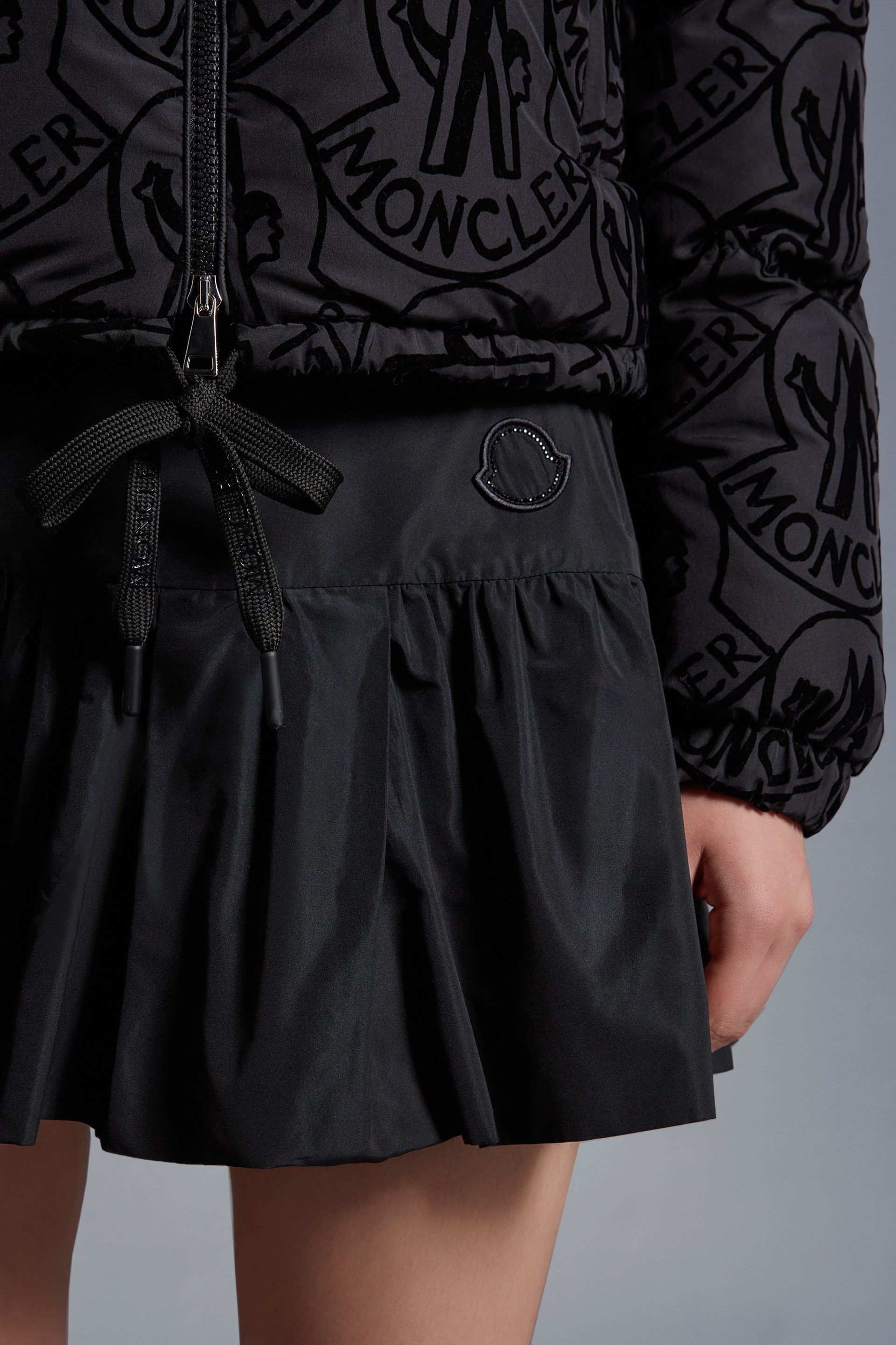 Chaqueta De Plumas Moncler Merle Corta Para Mujer - Roja, Estampado De Logo