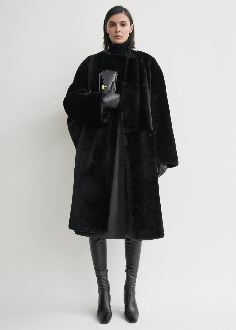 TOTEME Collarless shearling coat black outlook