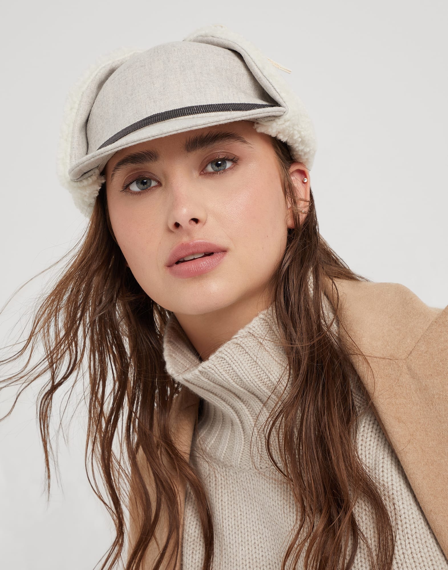 Virgin wool flannel baseball cap with shearling-lined ear flaps and shiny band - 3