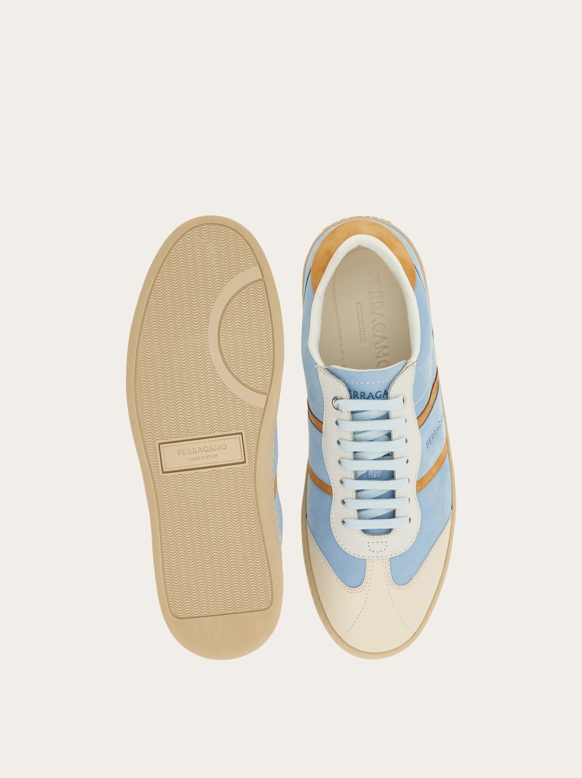 Low top sneaker with signature - 5