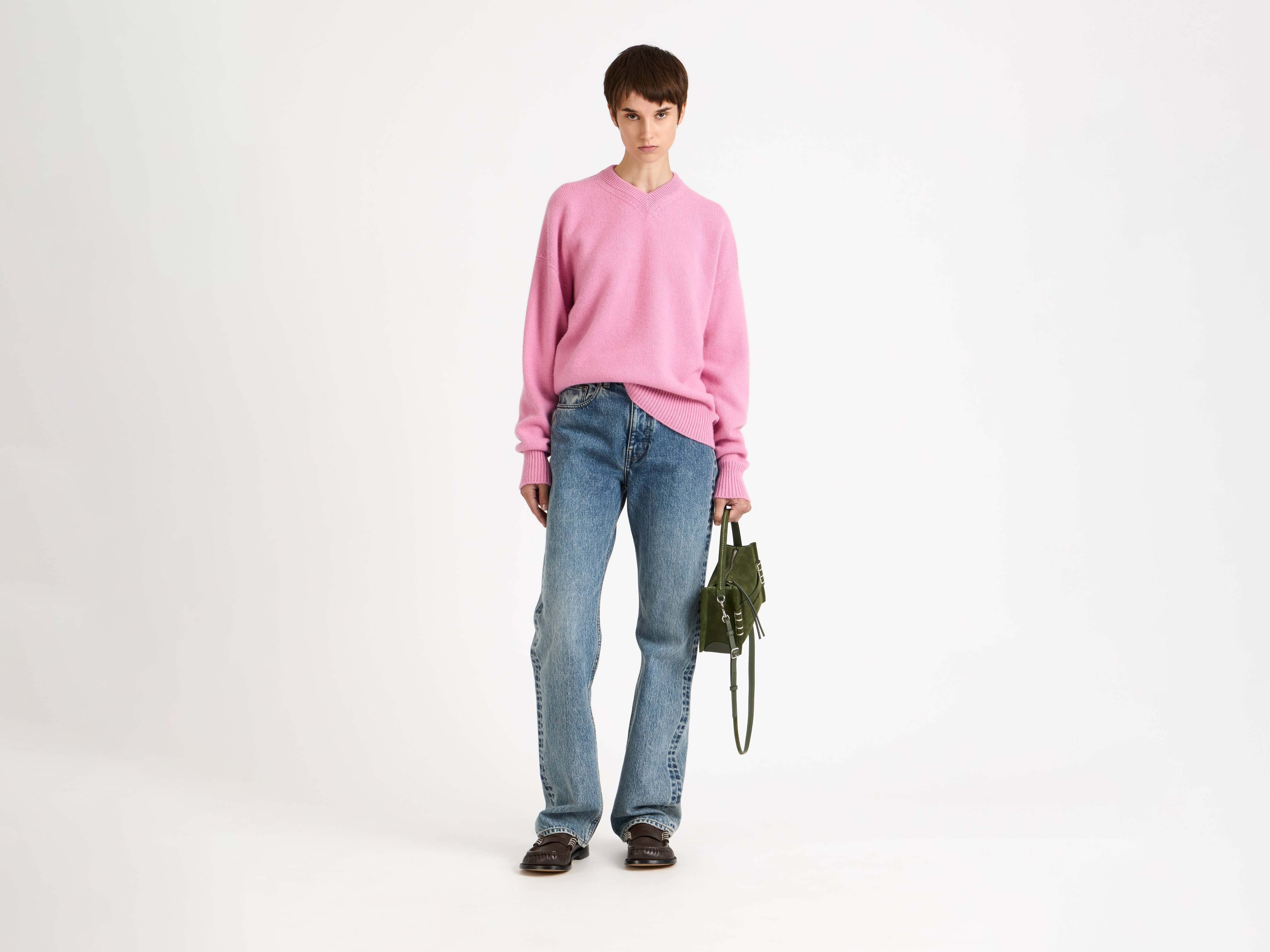 WOMENS V-NECK CASHMERE JUMPER IN BUBBLEGUM - 2