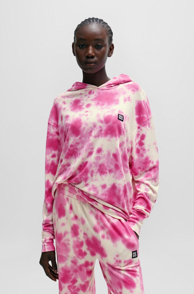 STACKED-LOGO RELAXED-FIT HOODIE WITH SEASONAL PRINT 2